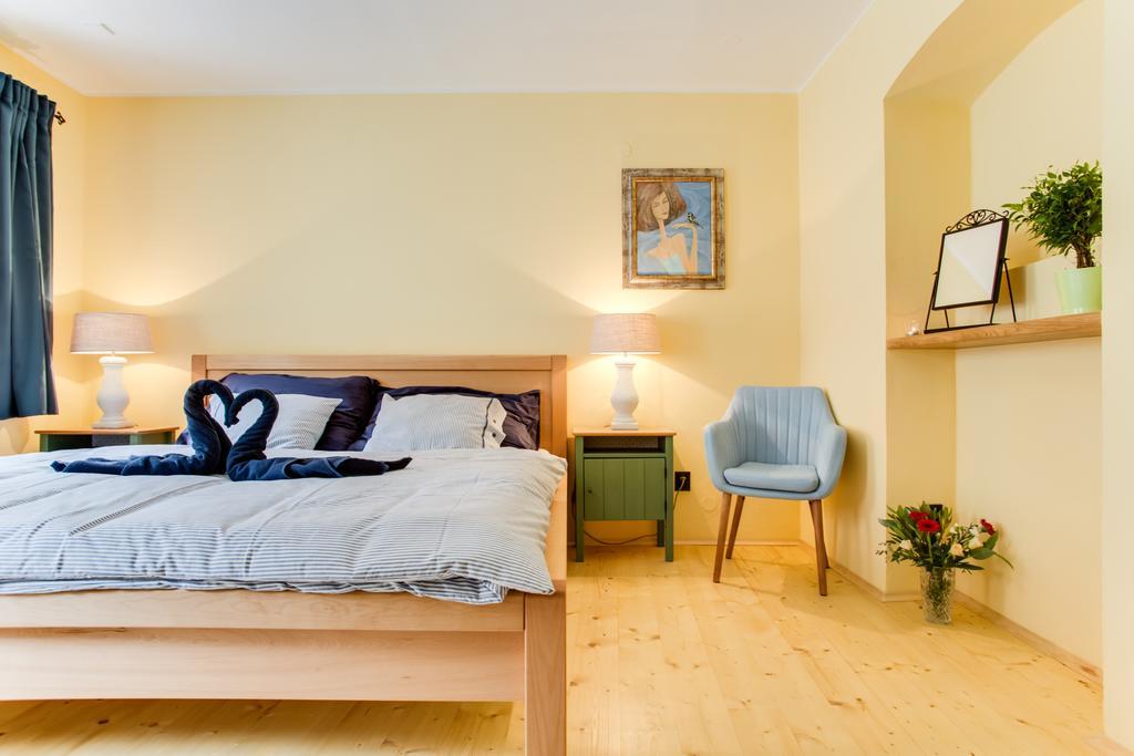 Amazing 5 Bedroom House Krumlov 82 - 4 Min Walk To Main Square เชสกี้ครุมลอฟ ภายนอก รูปภาพ