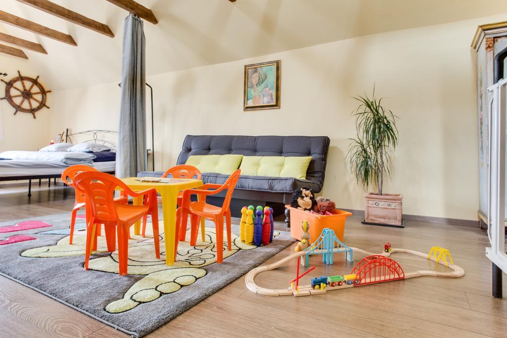 Amazing 5 Bedroom House Krumlov 82 - 4 Min Walk To Main Square เชสกี้ครุมลอฟ ภายนอก รูปภาพ