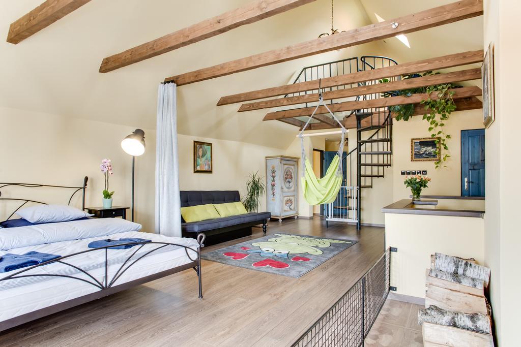 Amazing 5 Bedroom House Krumlov 82 - 4 Min Walk To Main Square เชสกี้ครุมลอฟ ภายนอก รูปภาพ